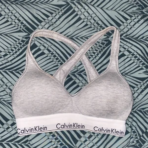 Calvinklein topp  - Säljer min calvinklein topp då den va för liten, använd en gång då jag provade den,