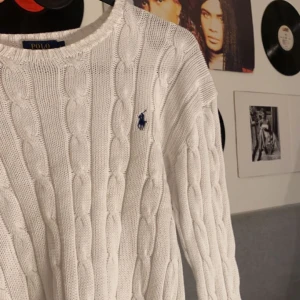 ralph lauren tröja - super fin stickad ralph lauren tröja!💕 tröjan är i gott skick förutom ett hål där bak som man ser på bild 3💞 det är en storlek L men skulle säga att den sitter som en M💕