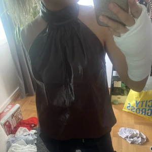 Halterneck  - Så cool Lateximitation halterneck i vinröd färg❤️