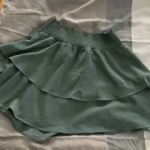 Jätte fin volang kjol. Sparsamt använd och är i ett fint skick!