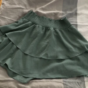 Grön volang kjol - Jätte fin volang kjol. Sparsamt använd och är i ett fint skick!