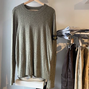 Stone Island sweatshirt  - En fin Stone Island sweatshirt i bomull, stretchigt material, köpt på Nk för nåt år sedan för 2400kr, kvitto och tags finns