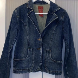 Jeansjacka  - Säljer denna jättecoola jeansjacka då den aldrig kommer till användning. Den är köpt second hand men i bra skick och jag har själv aldrig använt den, den är från HOTKISS:) Skulle säga att den passar XS-M