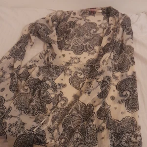 Kofta - Tunn kofta med snöre