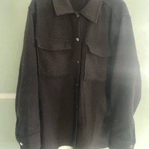 Jacka - Mörkbrun jacka perfekt för våren! 🧸🧥🤎✨Använd så finns litte noppror men går bort med noppmaskin😇