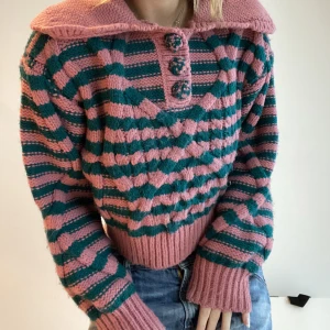 Zara tröja - Tröja från zara, sparsamt använt, något croppad med krage runt, super skön och sticks inte alls🫶🏻