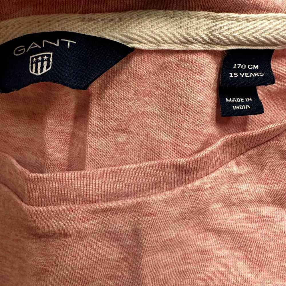En rosa t-shirt från gant, i storlek xs.  Skriv för fler bilder.. T-shirts.