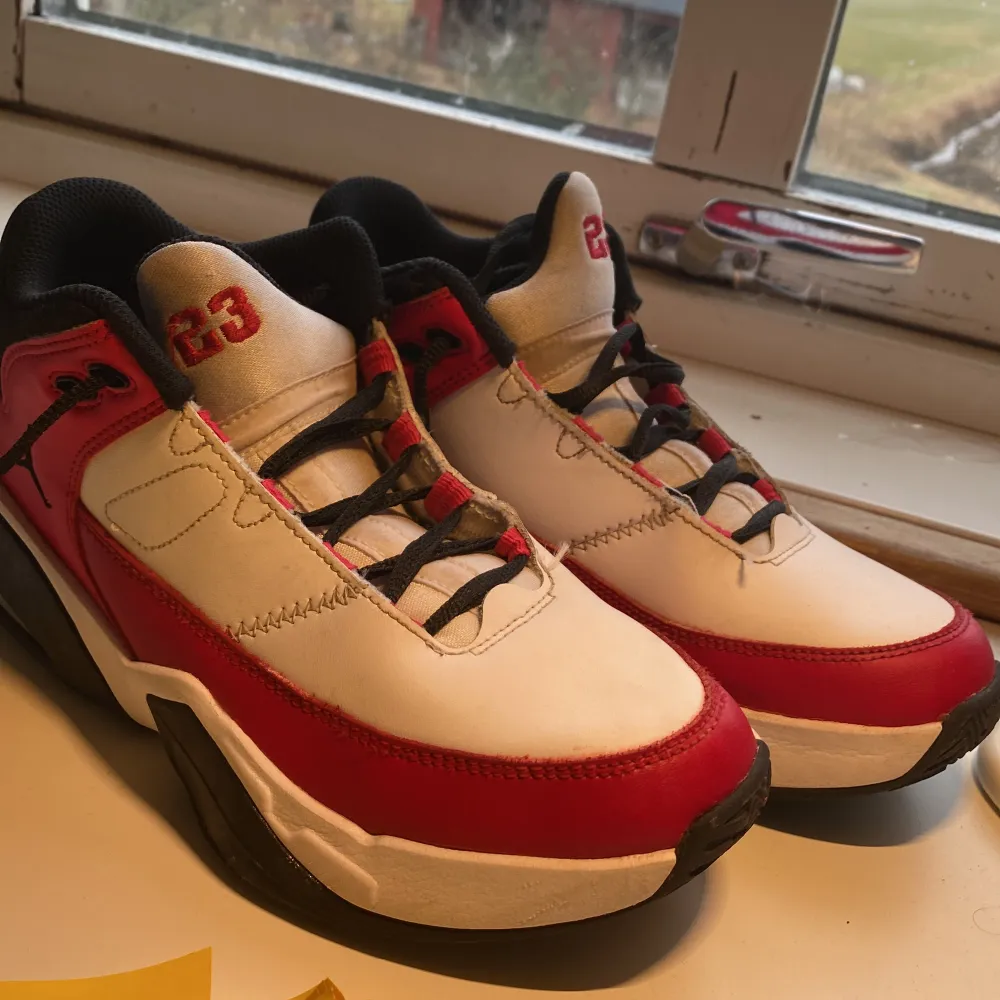 Säljer mina gamla Jordan 3 pga de e för små och kommer ej till användning skriv för mer bilder. Skor.