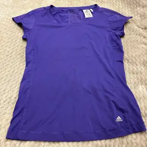 En lila tränings tröja ifrån adidas. Storlek m.  Skriv för fler bilder.