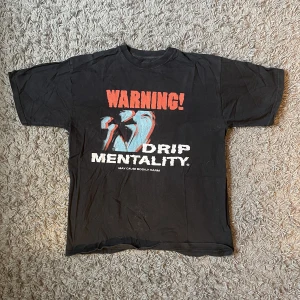 Graphic Tee  - Graphic Tee ifrån märket ”PAUSE” i storlek M  