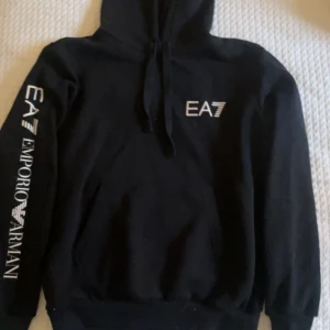 Armani Hoodie - Aldrig använd. Strl L  Pris kan diskuteras