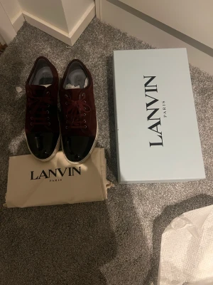Vinröda lanvin - Nu säljer jag ett par vinröda lanvins som endast har använts ca 20 gånger. Dem är i storlek 45 men dem är ganska stora i storleken.  Pris börjar på 3500 men pris kan diskuteras.  Meddela görna om ni har frågor etc. Kvitto medförljer ej men box samt skopås