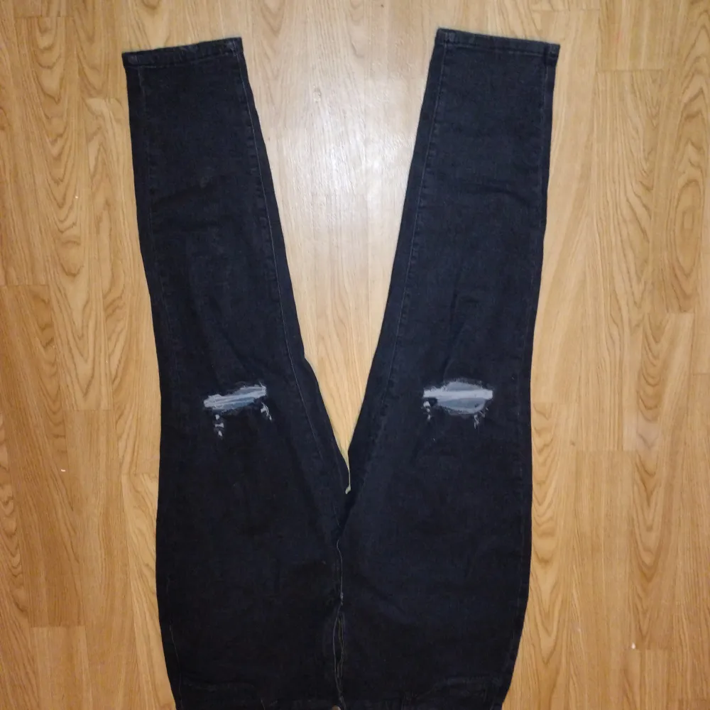 Svarta Stretch jeans med hål som ska vara där st xxl. Jeans & Byxor.