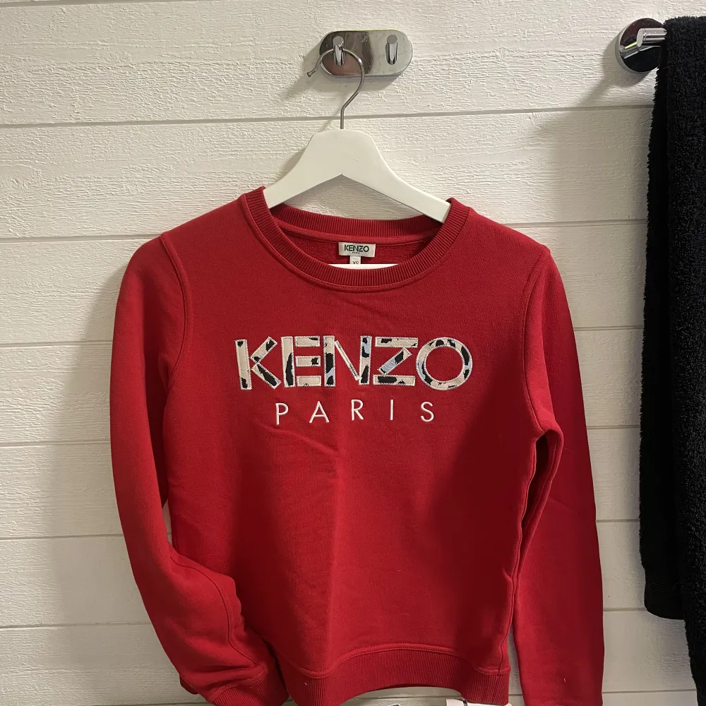 Röd tröja från kenzo i strl XS. Väldigt fint skick, tröjan har blivit för liten för min smak därav säljer jag.  Köpt för 2000kr.. Tröjor & Koftor.