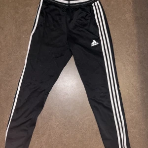 Adidasbyxor  - Bra skick. Strl. 152/xxs Passar bra som träningsbyxor samt även vardagsbyxor. 