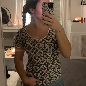 T-Shirts - Säljer tre märkes t-shirts. Du kan köpa alla tre för 150kr eller styck pris 60kr. De är i super fint skick och passar både xs och s👍