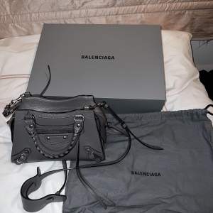 Säljer nu min superfina Balenciaga väska, köptes helt ny förra året och är knappt använd. Nypris 16 200kr  Tänker mig runt 8500kr men pris kan självklart diskuteras. Modellen heter MIni Neo Classic City leather bag 
