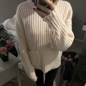 Stickad tröja - Så himla fin beige stickad tröja helt oanvänd med lappen kvar. Passar verkligen till allt🥰🥰