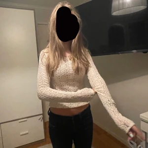 Lindex tröja  - Säljer denna super snygga Lindex tröja köpt för några månader sen! Aldrig använt jätte bra skick ❤️‍🔥❤️‍🔥