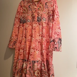 Klänning  - Härlig klänning i härliga färger, aldrig använd
