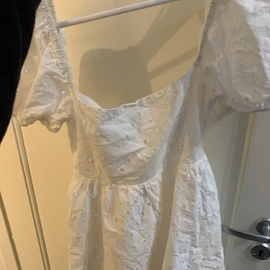 Knytbar klänning  - En vit somrig klänning från Zara i Spanien, limited edition. Man kan använda den som en off shoulder klänning men också ha den över axlarna, snörning därbak🌸