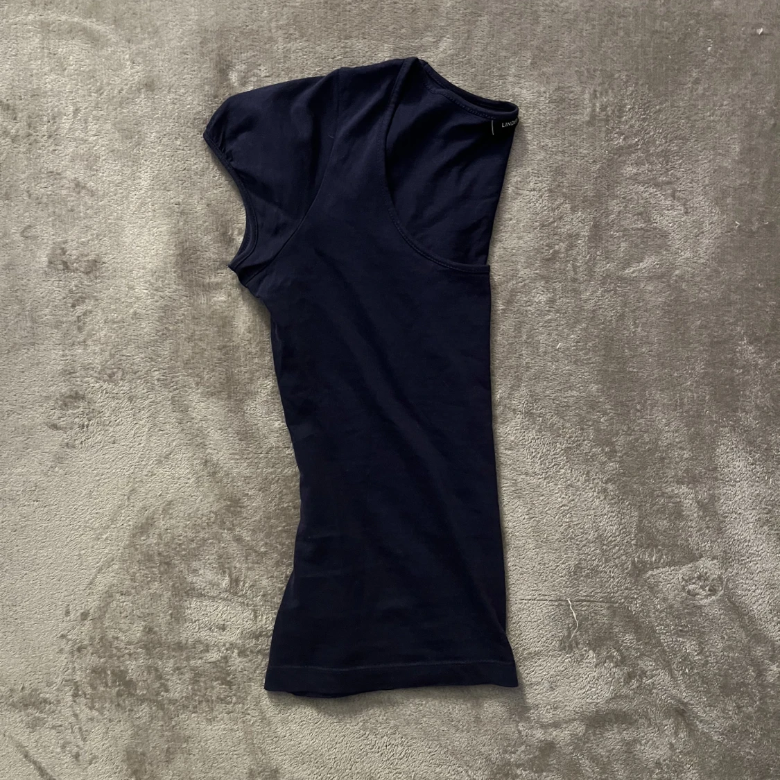 Mörkblå tshirt. - 90