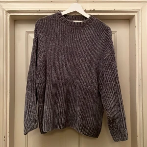 Stickad tröja - Stickad tröja från Monki i supermjukt material. Färgen är också så snygg. S men fiten är oversized så passar också M! Finns även i vit i en separat annons!