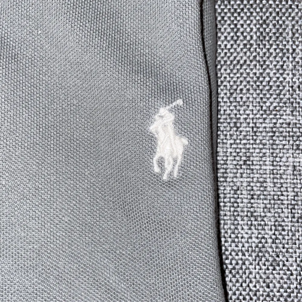 Grå piké från Polo Ralph Lauren i storleken S slimfit. . T-shirts.
