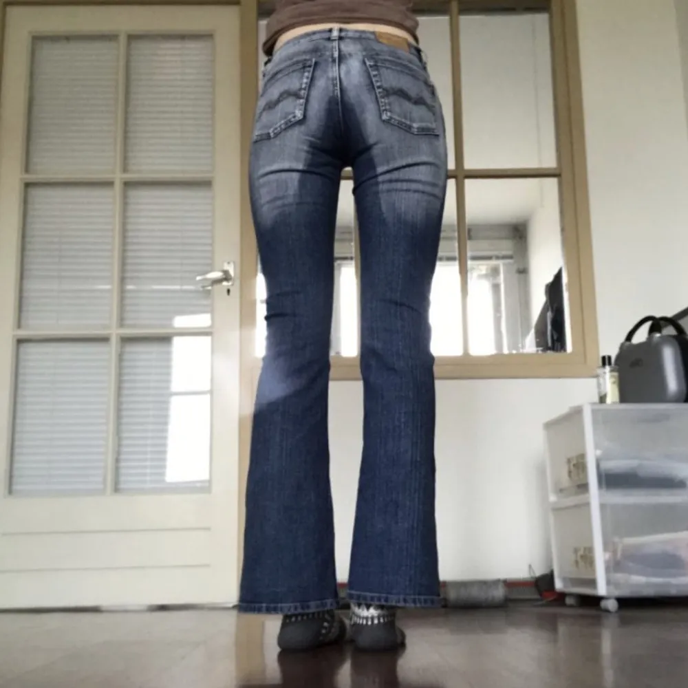 Lågmidjade bootcut jeans med detaljer💝Väldigt bra skick. Lite stretchiga. Storlek 36, uppskattas till storlek W28/29. 78 cm runt midjan, 81 innerbenslängd. Jag är 173 och har 29W i jeanstorlek💛 . Jeans & Byxor.