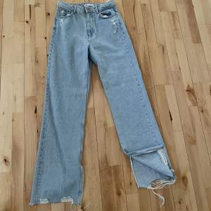 Blå Jeans från Zara, högmidjade med slits nere vid hälen. Aldrig använda.