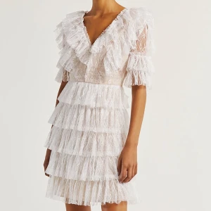 By Malina klänning - Säljer min underbara klänning från By Malina. Klänningen är i storlek S. Endast använd en gång, så den är som ny! Köptes för 2499 kr 🤍