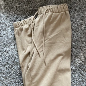 Mjukisbyxor - Beiga mjukisbyxor från ONLY, storlek xs