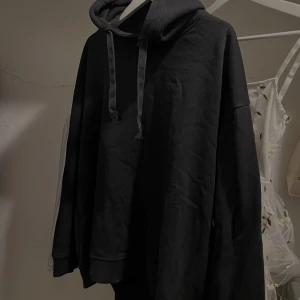 Hoddie - Hel svart Hoddie i begagnat skick. Strl Xl