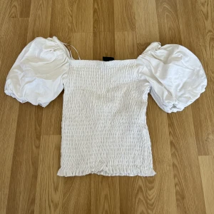 Vit topp - Vit topp från Gina tricot i storlek XS.