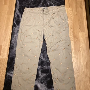 Korv byxor - Dom är använda 1 gång dom är size small men dom ser större ut på bilden 