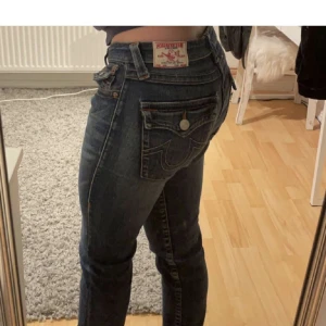 True Religion jeans  - BILD 1 LÅNAD!! Jättefina True Religion jeans i storlek 29. Har någon lös tråd vid fickan. Säljer då de inte passade! Köpta via Plick men har enbart testat!  Mått:  Innerbens söm: ca 83cm Midja: ca 38cm. Tveka inte o kontakta mig vid funderingar! 💗☺️