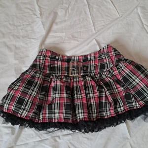 Gullig mini kjol - Oanvänd mini kjol från shein. Storlek 40/44!