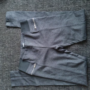 Jeggins - Grå/jeans färgade jeggins med resårmidja. Storlek M