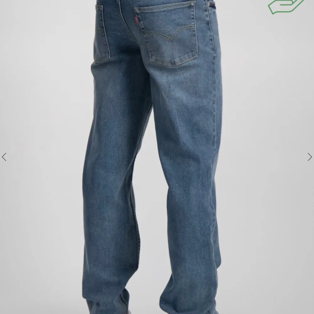 Ett par levis jeans blå. Använd 1-2 gånger. Säljer pga behöver en större storlek. Storlek 164. Nypris 164. Jeans & Byxor.