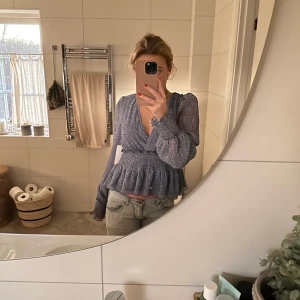 Blus från nakd - Helt oanvänd lila blus från nakd❤️prislapp kvar❤️jättefin passform och fina detaljer❤️200kr