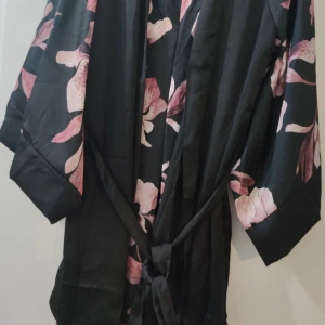Nytt set, m/l - Ny med tag kvar Kimono och pyjamas