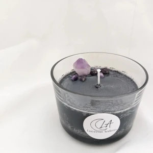 Doftljus Insomnia - Doftljuset Insomnia med lugn och fräsch doft av blommor. Perfekt innan läggdags!  Veganska, organiska och miljövänliga ljus på insta @lucerna.ardens🖤