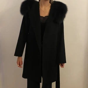 Hollies kappa - Säljer denna hollies kappa som inte kommit till användning. Den är helt oanvänd. Den är köpt för 5980