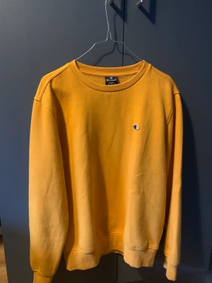 Champion tröja/sweatshirt - Gul champion tröja i storlek Small.   200kr fri frakt 