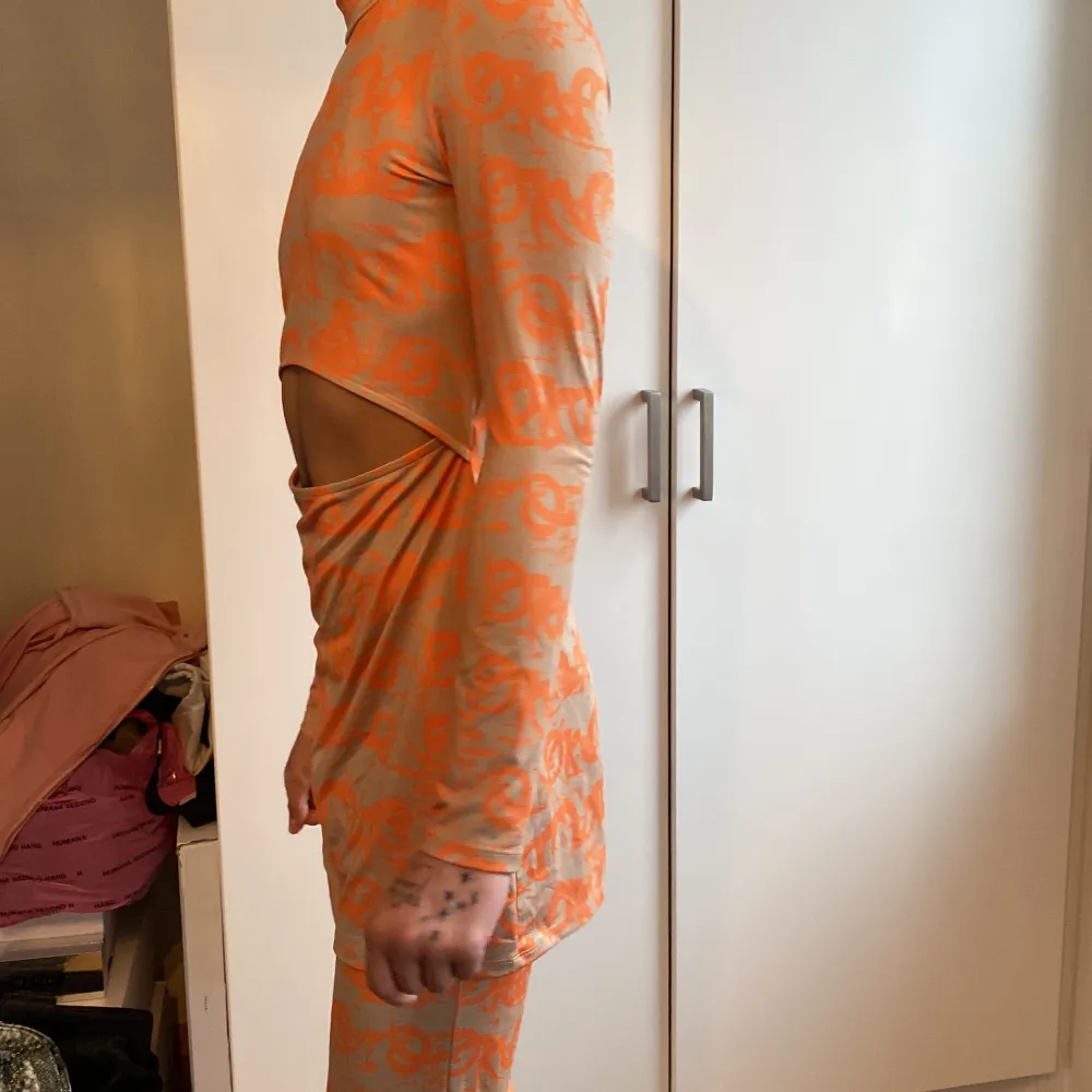 Set med klänning och byxor från Monki. Coolt print, standout piece. Byxorna är L men väldigt små i storleken jag är vanligtvis en S men de sitter bra på mig, low waist. . Övrigt.