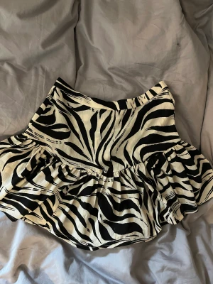 Söt kjol - Söt kjol från Gina tricot strl s. Säljer då den ej kommer till användning, endast testad. Säljer för 100kr.