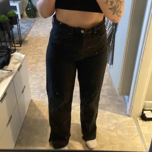 Jeans  - Högmidjade Straight leg jeans med slits från HM. Svarta & storlek 40