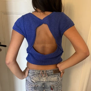 Öppen rygg!  - Så fin stickad t-shirt med öppen rygg från Zara! Står M men skulle säga att den sitter som S!