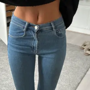 Sjukt fina jeans i en kortare modell. Frakt står köparen för💕