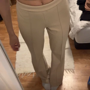 Byxor gina - Har inte använts på jättelänge, går att vikas ner till lägre midja om man vill. Köparen står för frakt